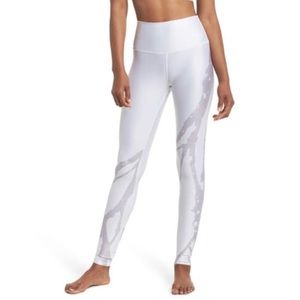 Alo High-waist Airlift Leggings white with silver design
